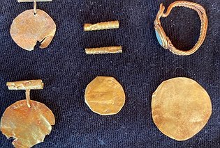 Археолог-волонтёр нашёл на некрополе Кыз-Аул в Крыму золотую горгону Медузу