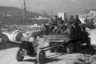 Севастополь помнит: 17 апреля 1944 года  советские войска стремительным ударом вышли к Севастополю и пытались взять крепость сходу