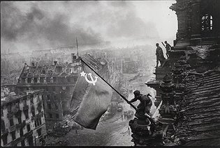 Севастополь помнит: 30 апреля 1945 года Советская армия водрузила флаг над Рейхстагом