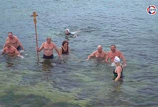 Севастопольские моржи совершили водный Крестный ход