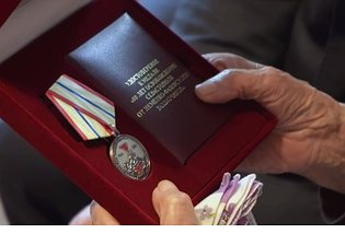В Севастополе вручили первые медали к 80-летию освобождения от фашистских захватчиков