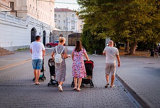 Севастопольское отделение «Единой России» организовало волонтёрскую помощь пожилым людям и семьям с маленькими детьми