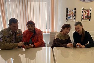 Севастопольские студенты обучают пенсионеров компьютерной грамотности