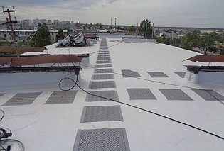 В Севастополе проводят капитальный ремонт видовой крыши многоквартирного дома на улице Хрусталева