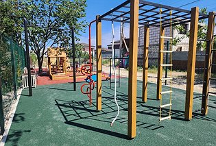В Севастополе благоустроили уже девятую детскую площадку в рамках конкурса «Самый дружный двор»