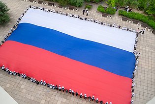 В День России курсанты-нахимовцы и молодёжь Севастополя развернули флаг РФ на пощади СевГУ