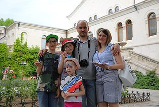 Сотни жителей и гостей Севастополя пришли на День России в Херсонесе