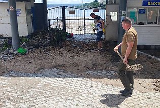 Службы «Севэлектроавтотранса» приводят в прядок зоны  посадки пассажиров на Графской пристани