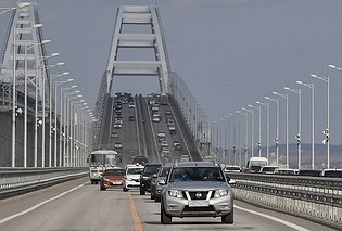 На Крымском мосту с утра трёхчасовая очередь на въезд в Крым