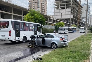В результате ДТП на ул. Карантийной погиб водитель пассажирского автобуса