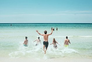 Роспотребнадзор снял запрет на купание на пляже «Омега»