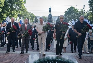 Автопробеги, выставки, возложение цветов: в Севастополе отмечают День ВМФ