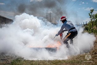 Огнеборцы Севастополя провели соревнования по пожарно-спасательному спорту