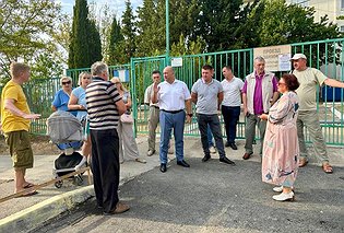 По просьбе жителей возле школы Севастополя снесли гаражи и благоустроили пешеходную зону